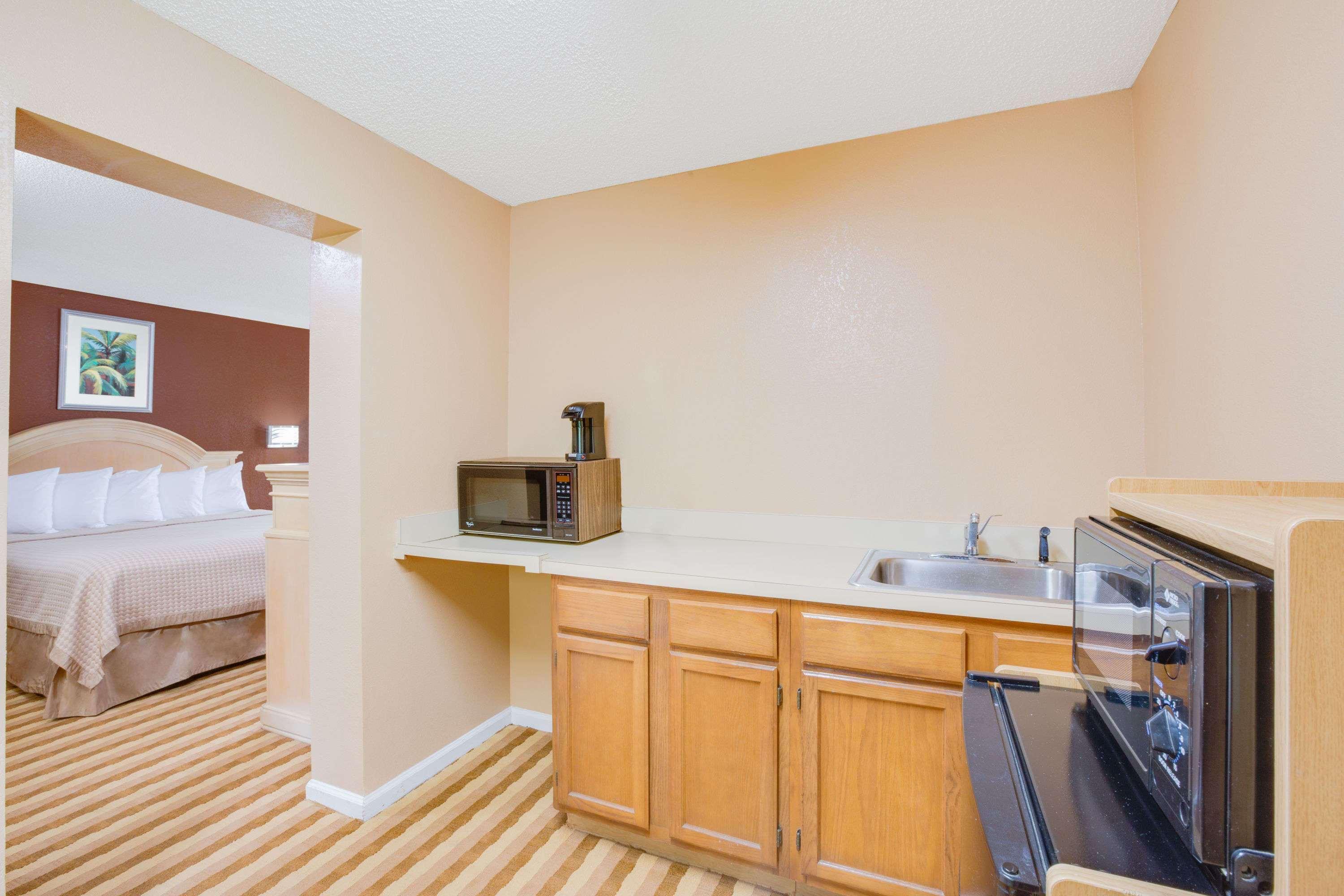 Columbus Inn And Suites Екстериор снимка