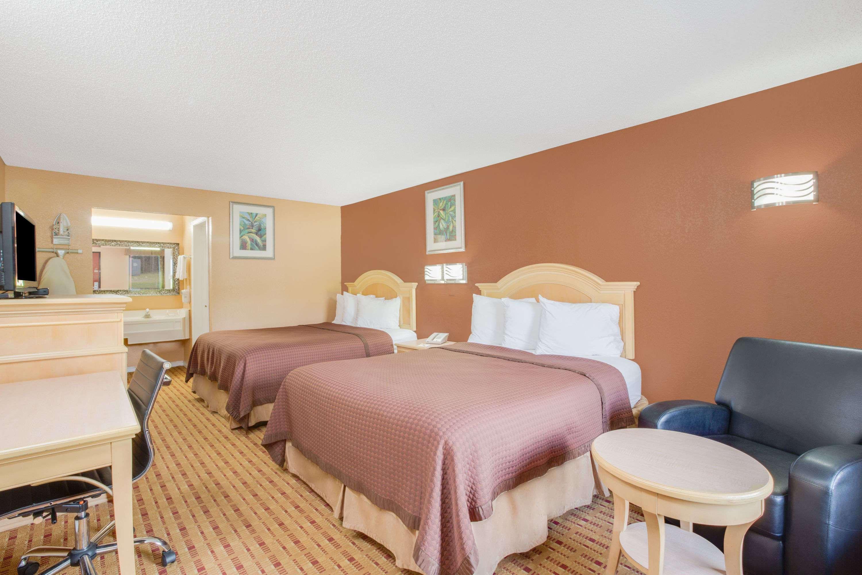 Columbus Inn And Suites Екстериор снимка