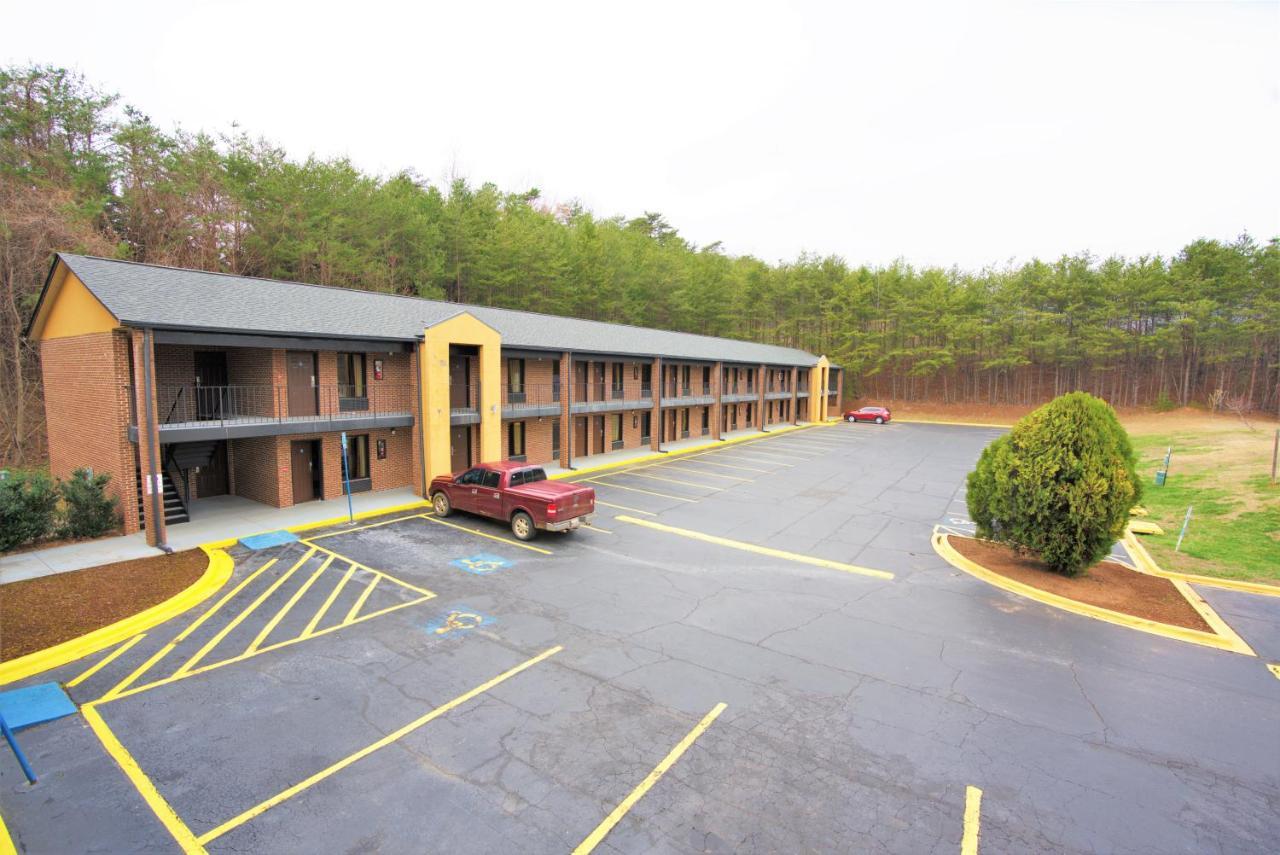Columbus Inn And Suites Екстериор снимка